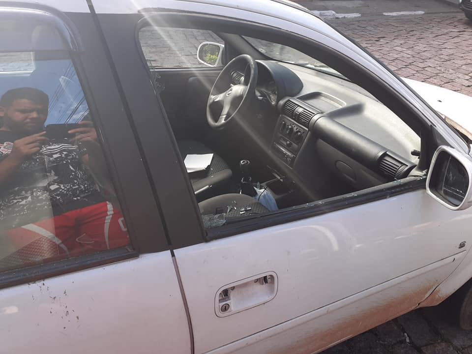 Morador do centro de Embu das Artes tem carro roubado com pertences subtraídos