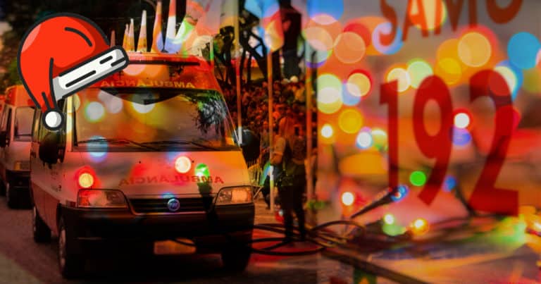 Papai Noel chega de ambulância na praça e população não aprova