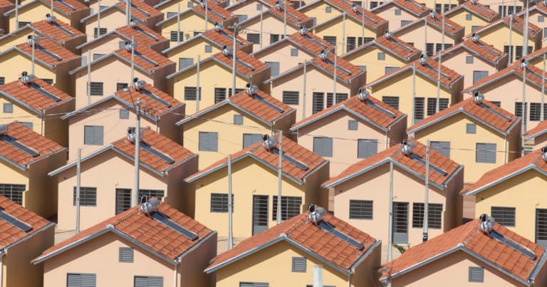 Funcionários da Pró-Habitação recebem salários de até 8 mil reais sem trabalhar no departamento.